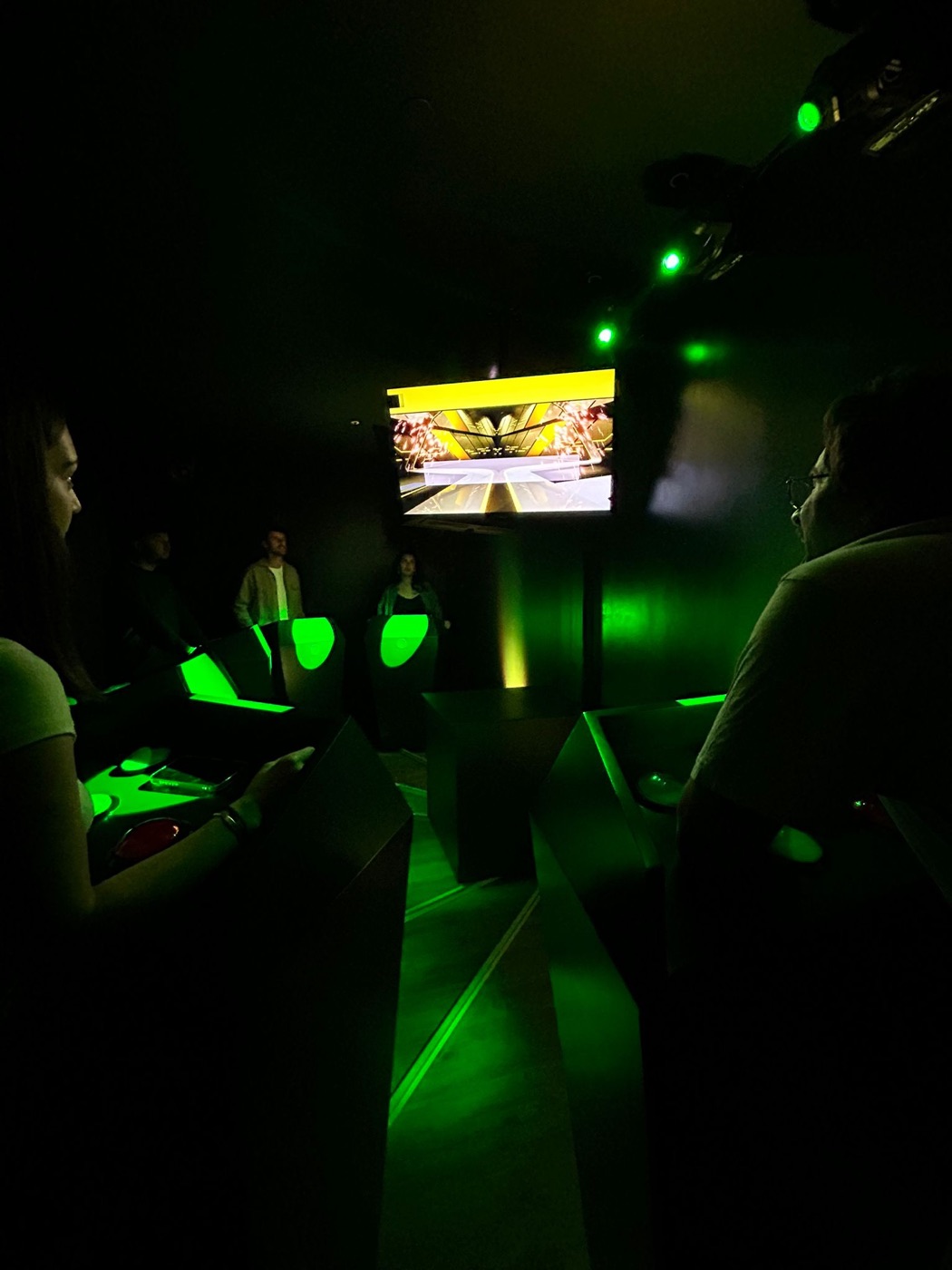 Une équipe en pleine partie de Quiz Game, pupitres verts allumés