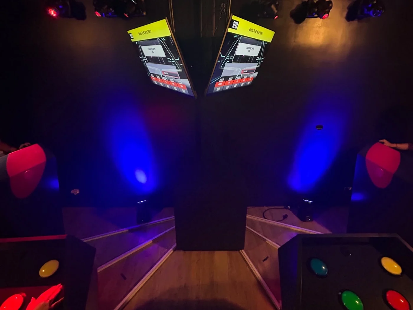 La salle du Quiz Game : pupitres à buzzers lumineux face aux écrans
