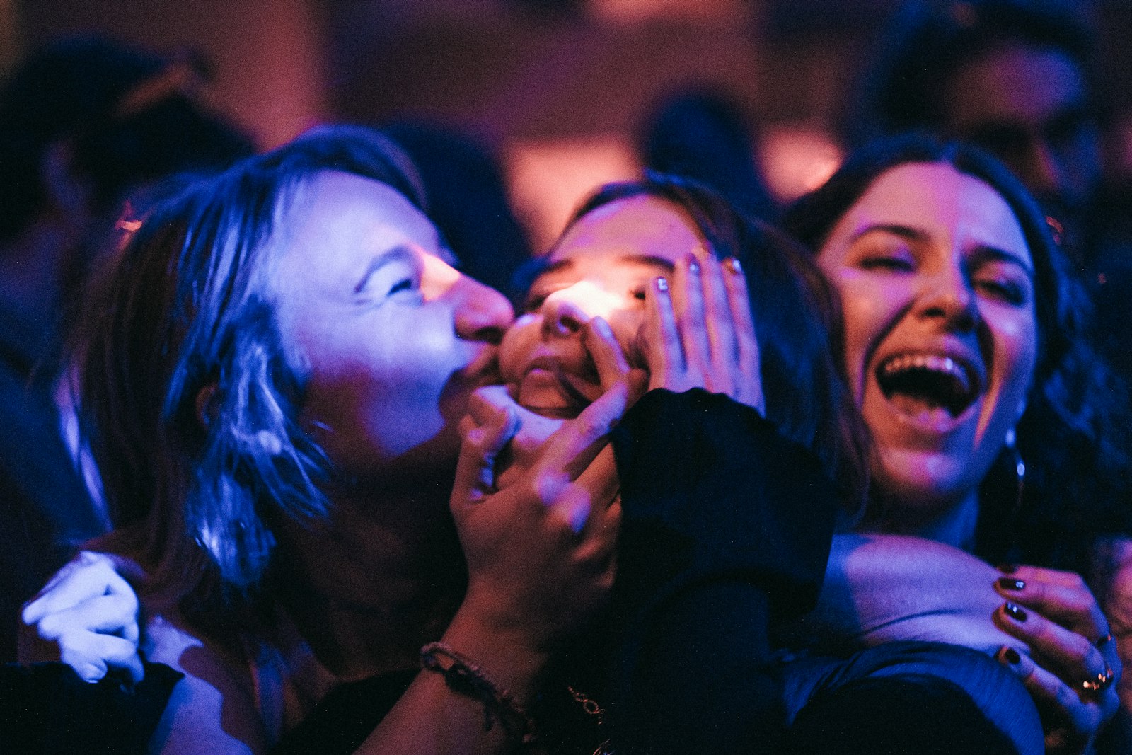 Un groupe d’amies rit aux éclats