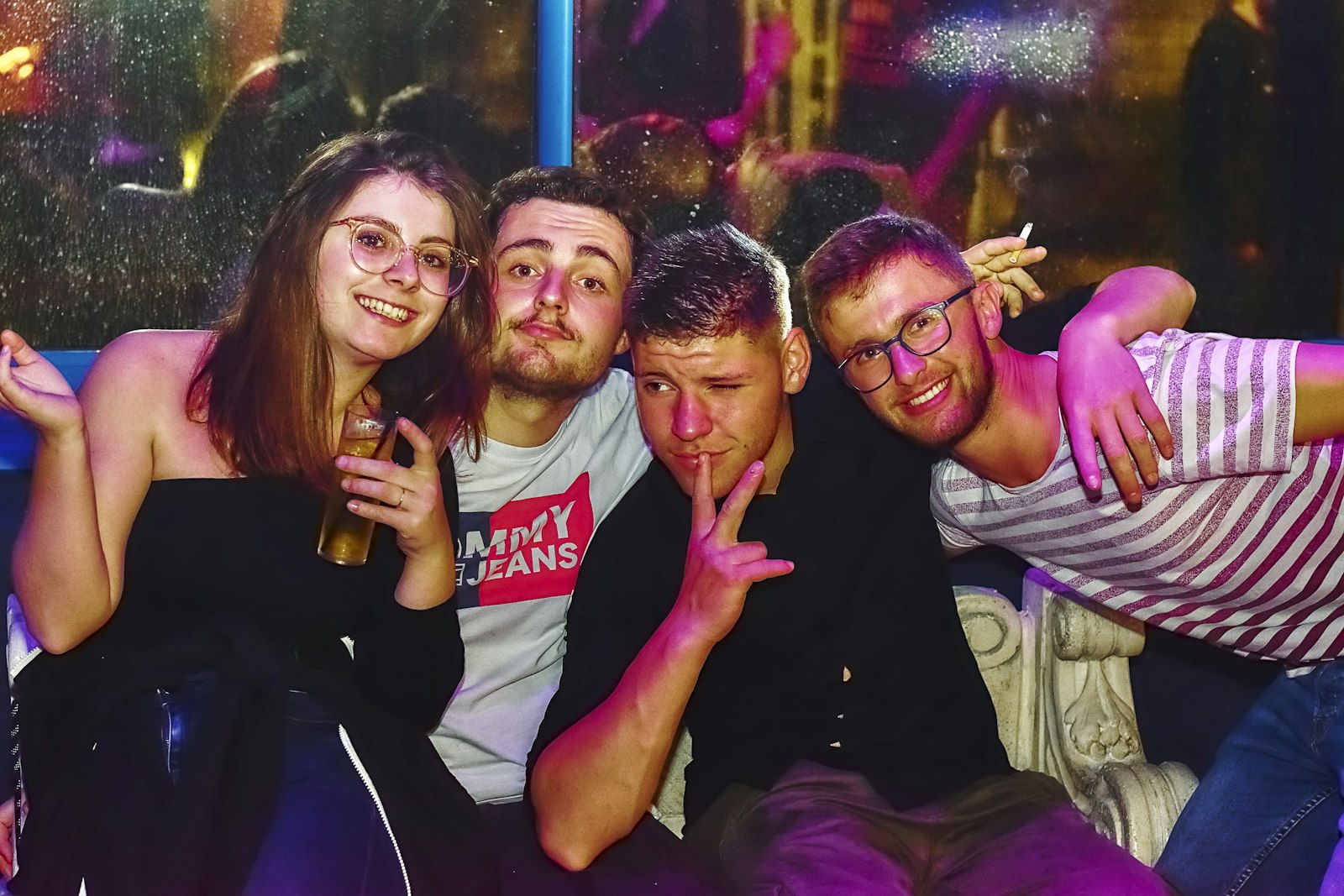 Une bande d’amis pose en soirée, sourires et clins d’œil